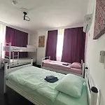 Auberge de jeunesse A07 *